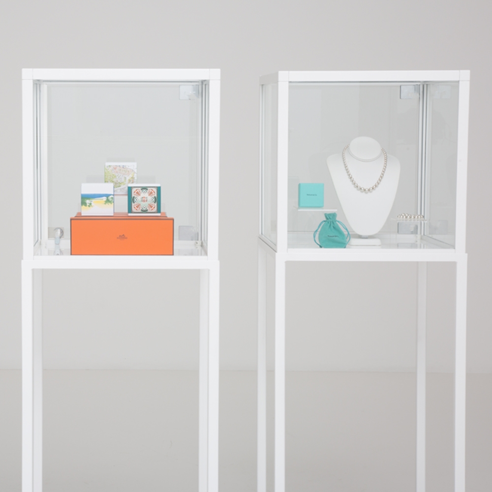 showcase vitrine white, Display product in New York